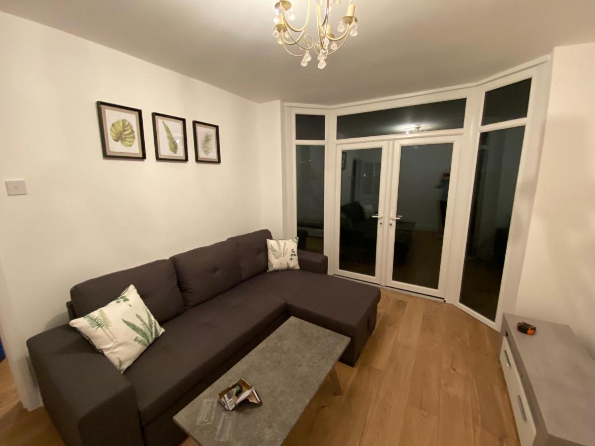 Вілла Large House Sleeps 6 - 8 Individuals Fast Broadband With Free Parking Close To Nec Birmingham Airport Contractors For Hs2 And Jlr Welcome Екстер'єр фото